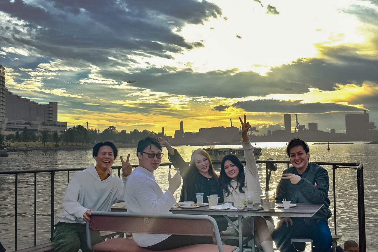 夕日の中船上BBQ