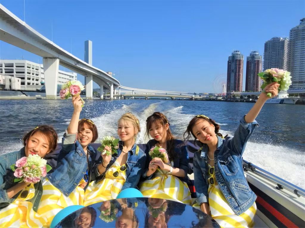 アニー　ブーケ持った女性