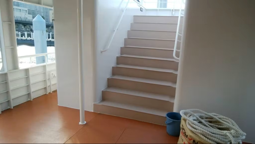 ロサ・アルバ　2階デッキへの階段