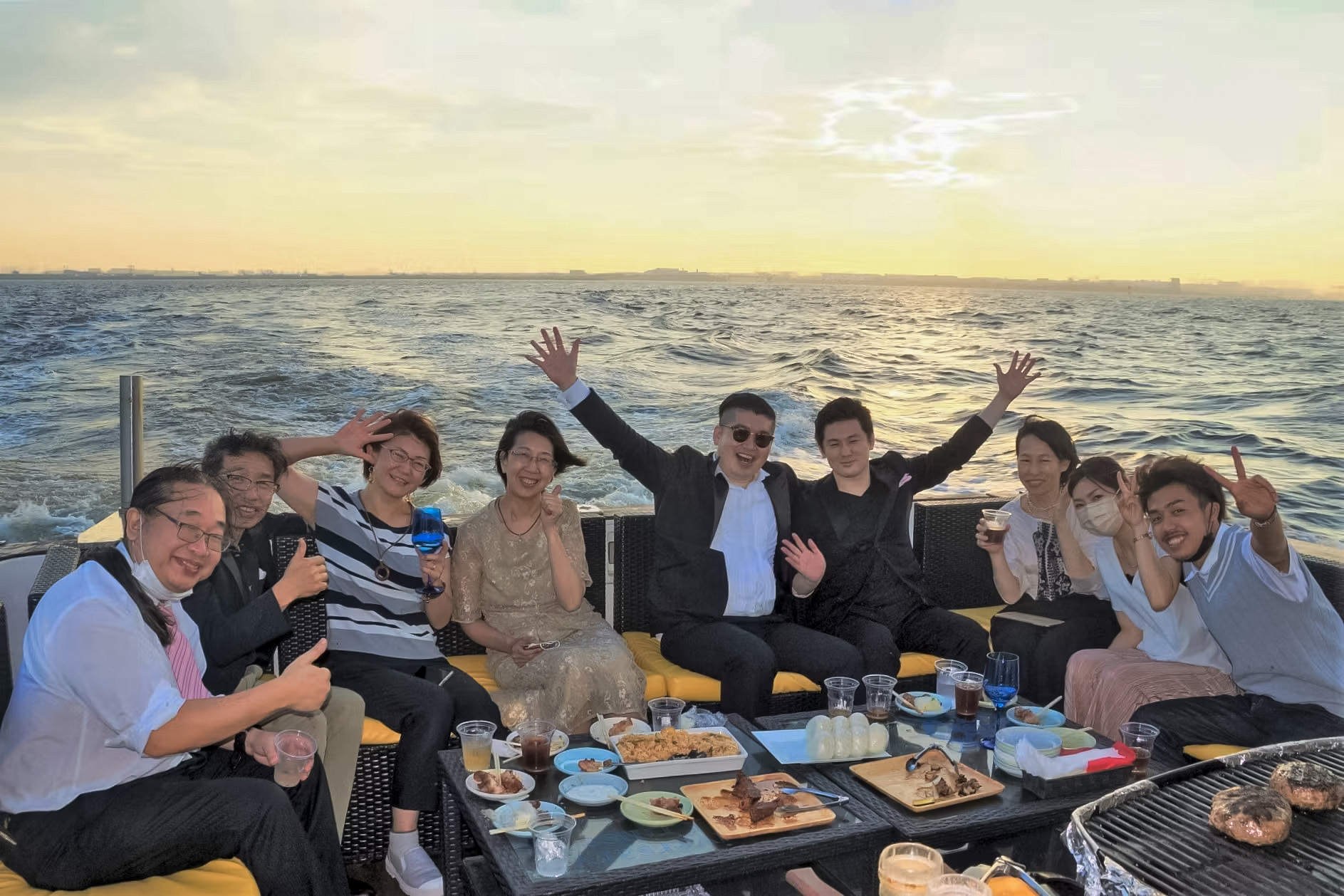 夕日の中船上BBQ