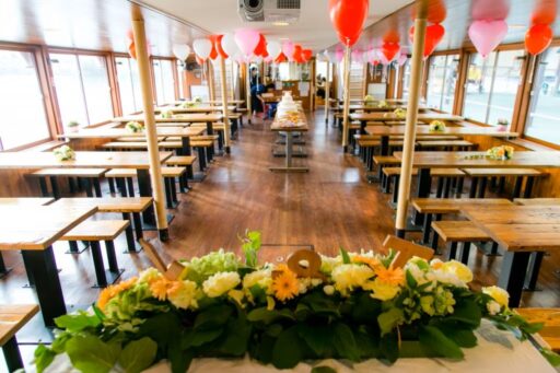 フロンティアルーツ船内