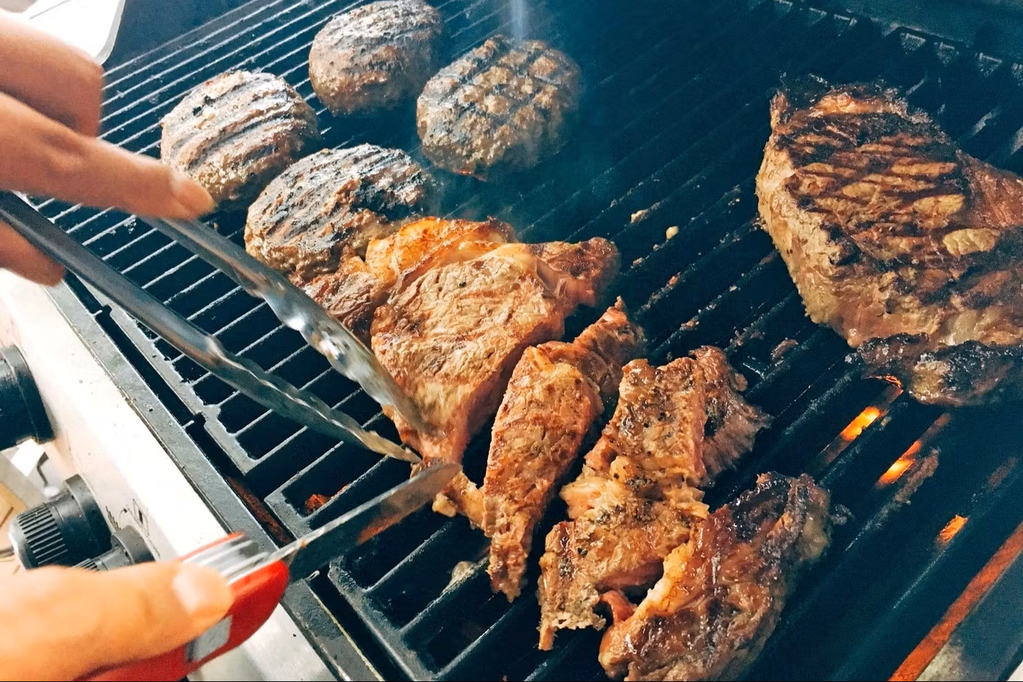 船上BBQでお肉を焼く様子