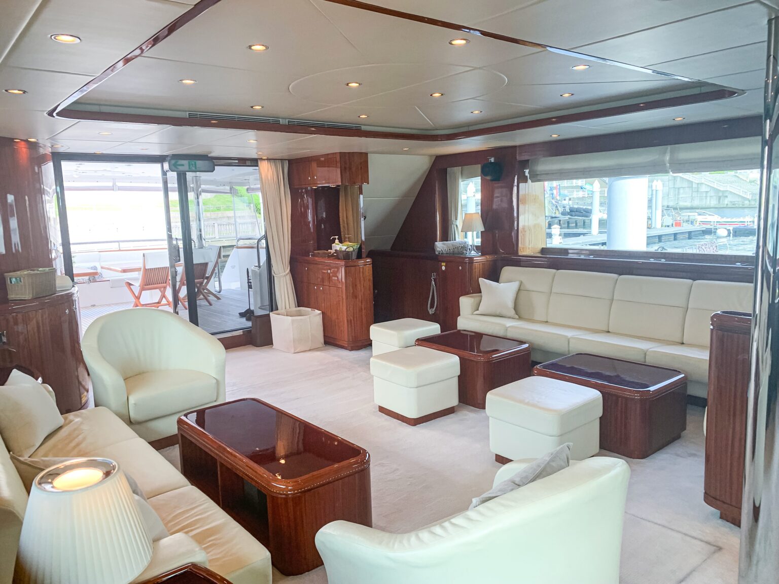 クイーングレース号船内後方