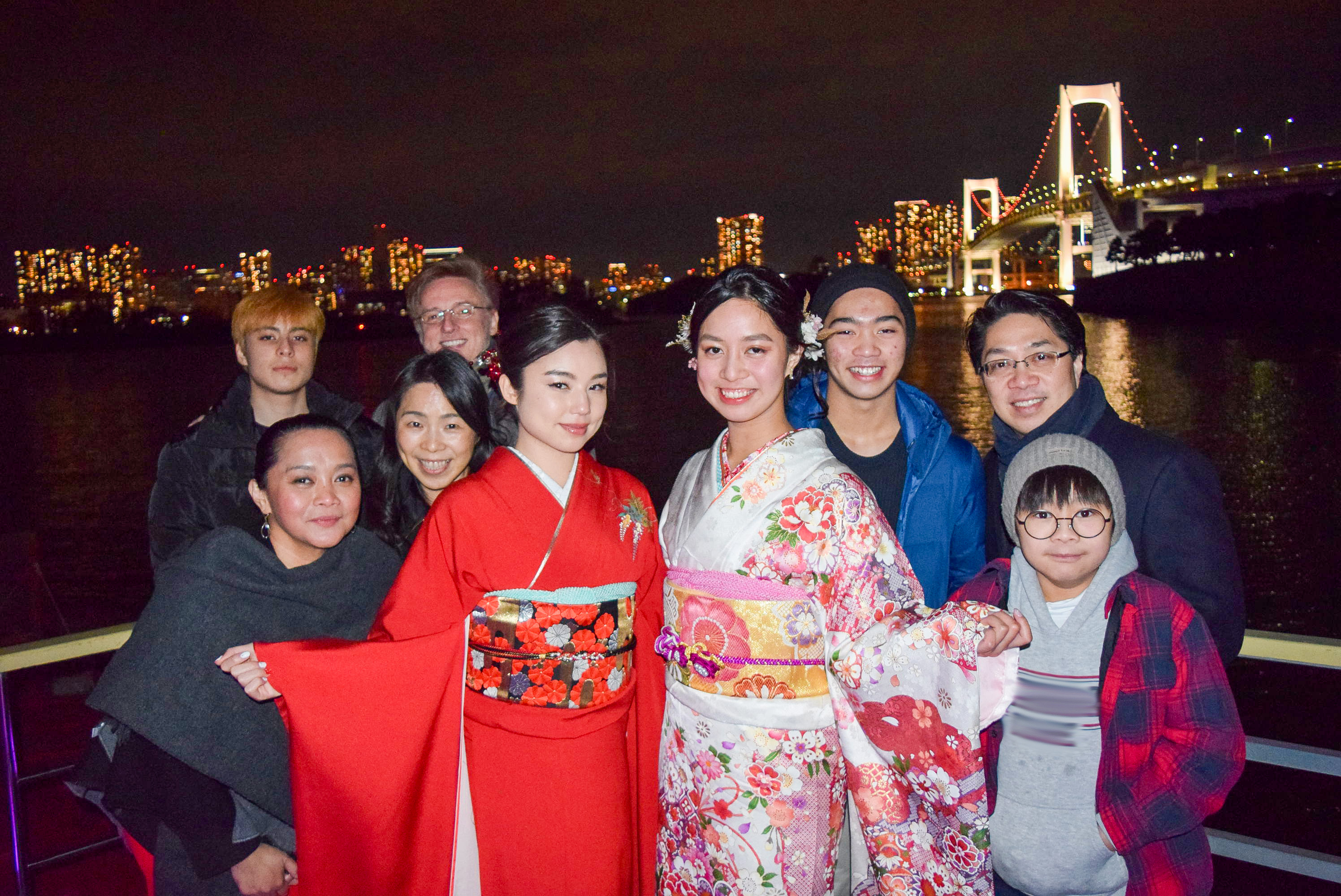 晴れ着姿で集合写真