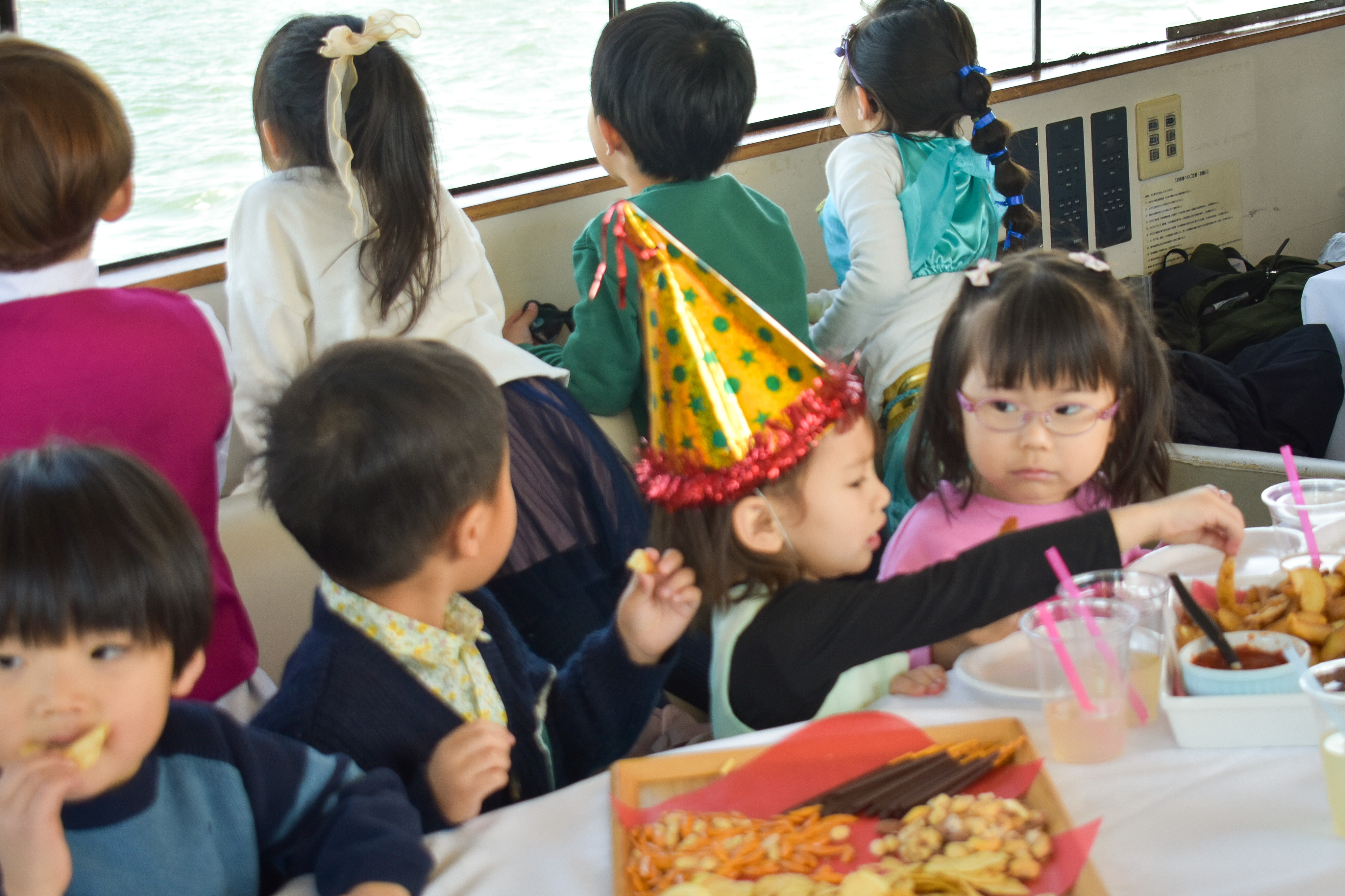 クルージングを楽しむ子供たち