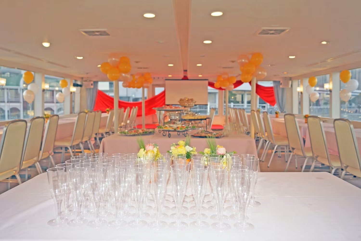 船内からのワイングラスが整列されている様子