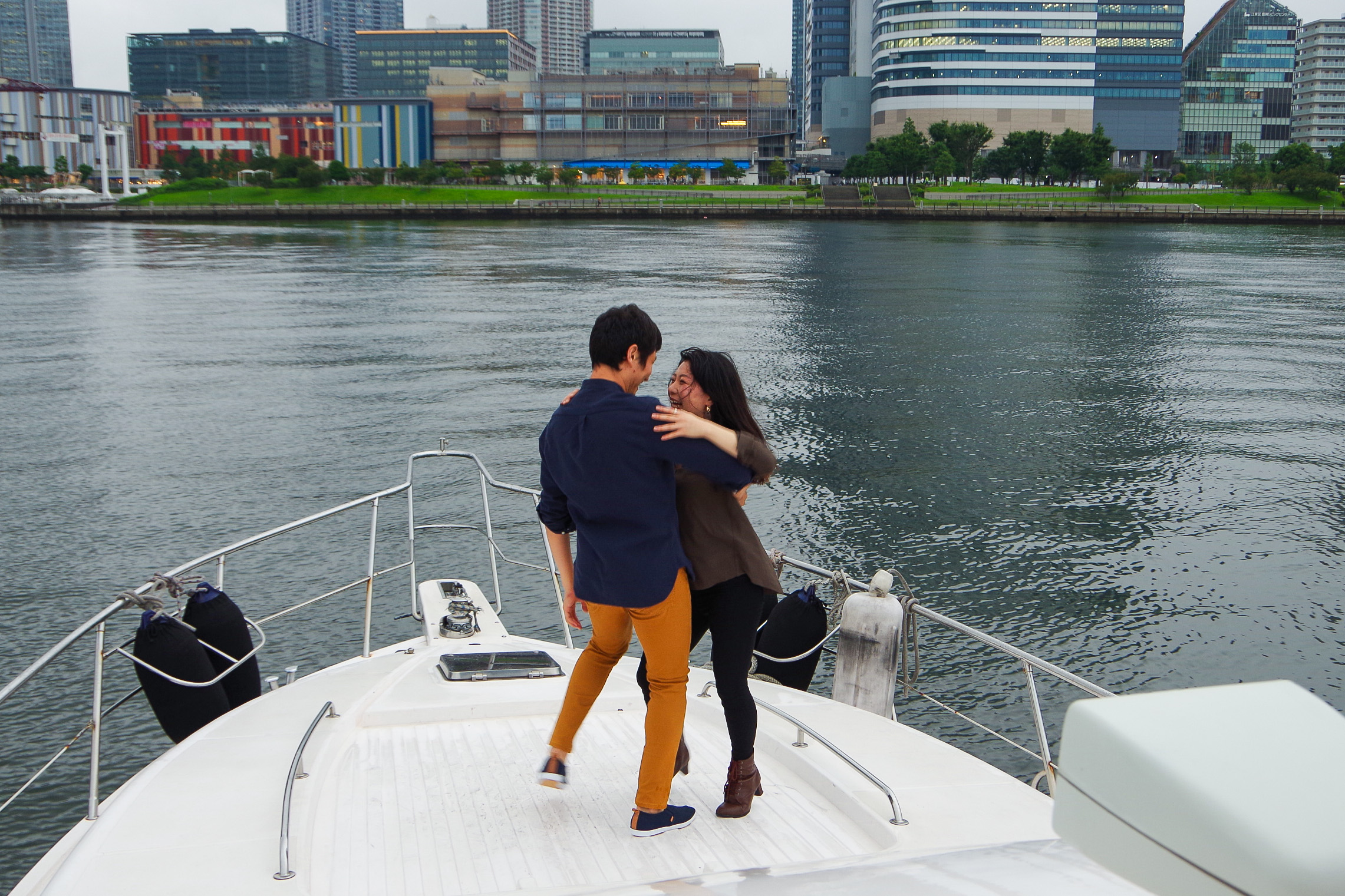 クルーザーのデッキでダンスをする二人