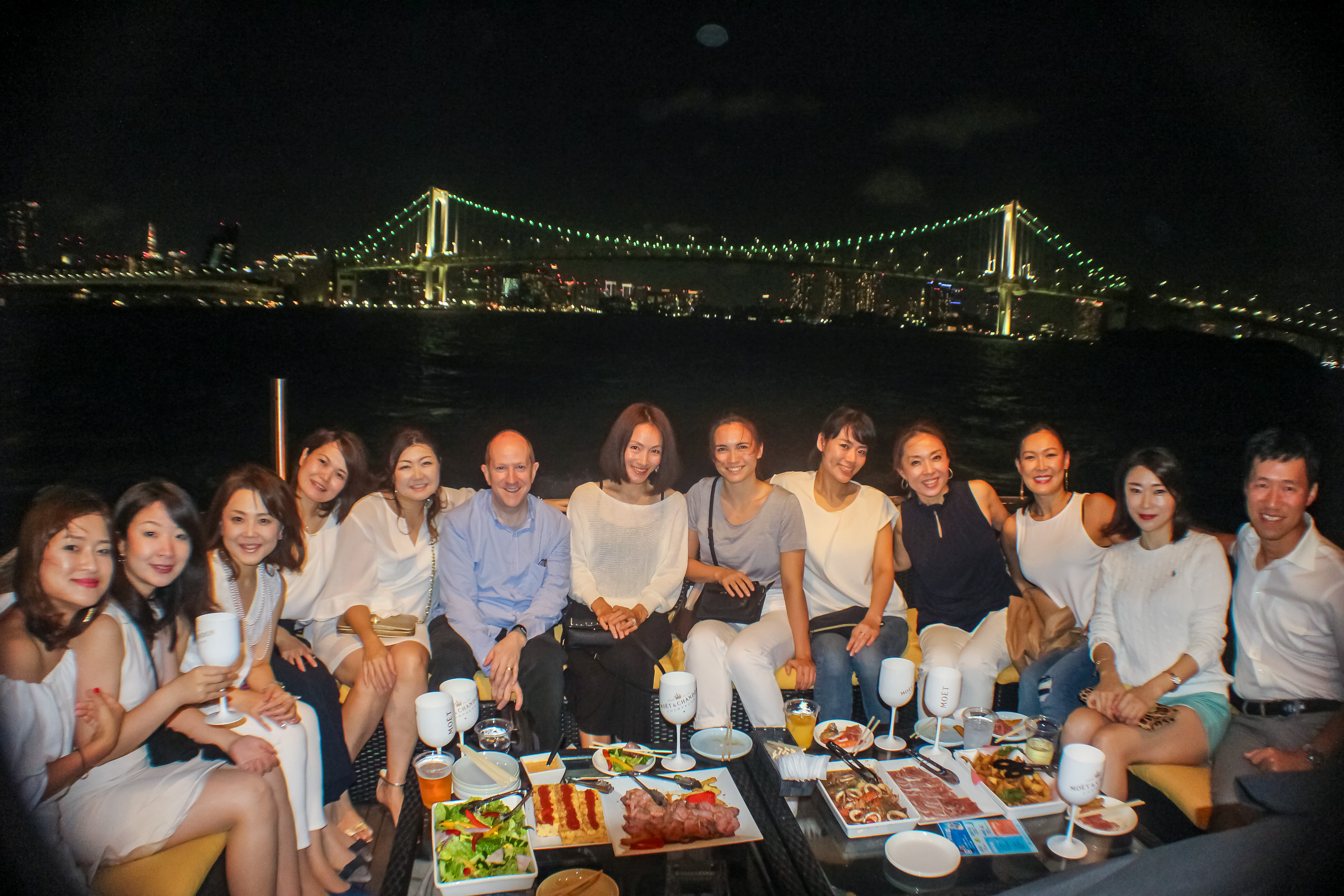 クルーザーのデッキでビュッフェ