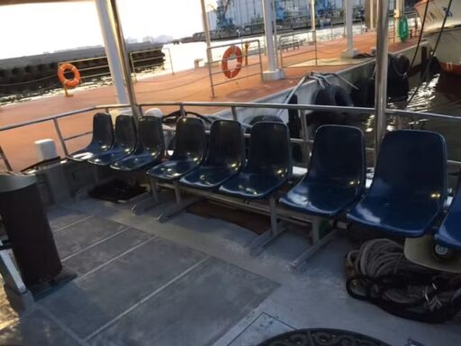 後方デッキ　座席