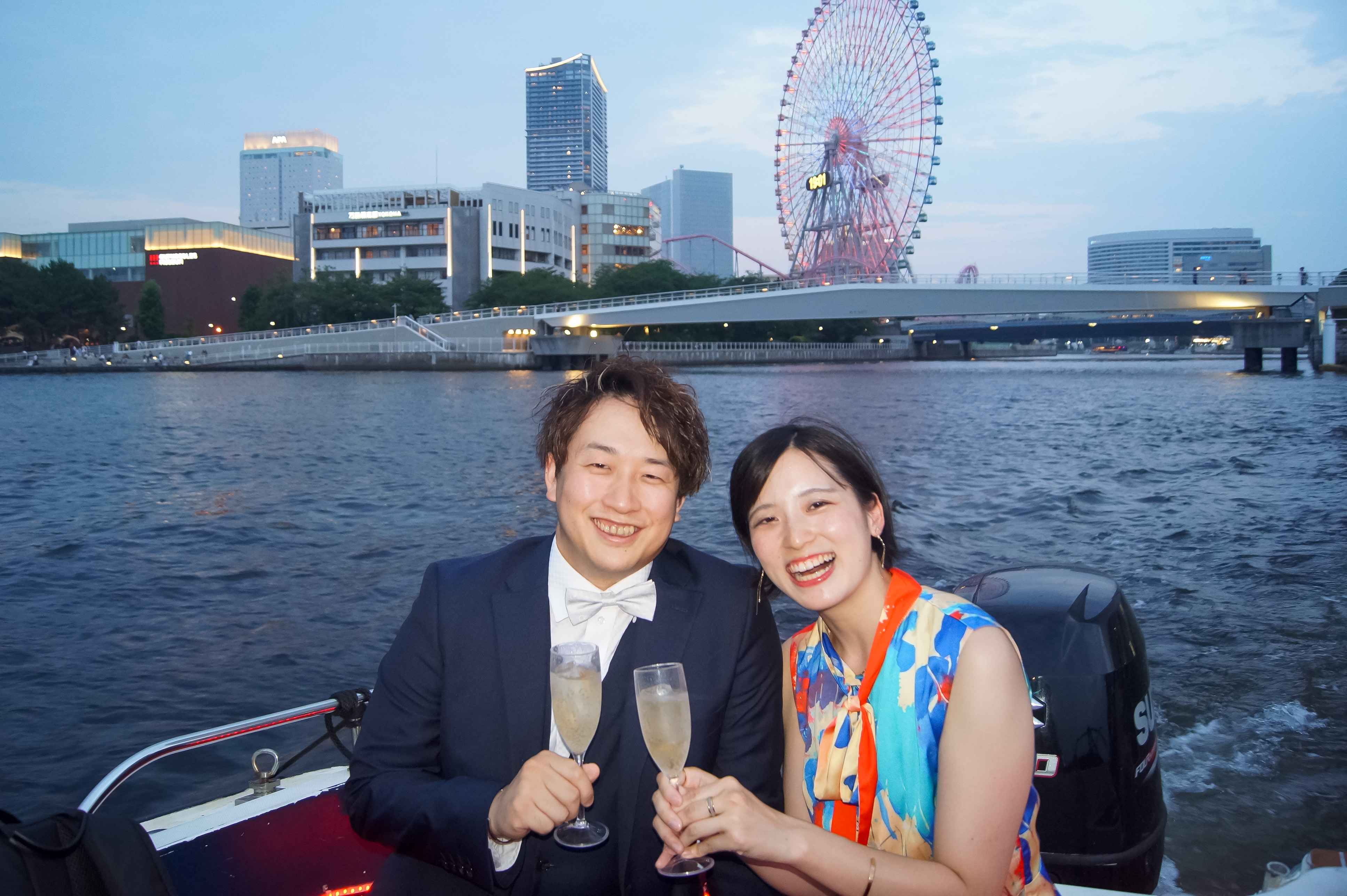 横浜でカップル乾杯