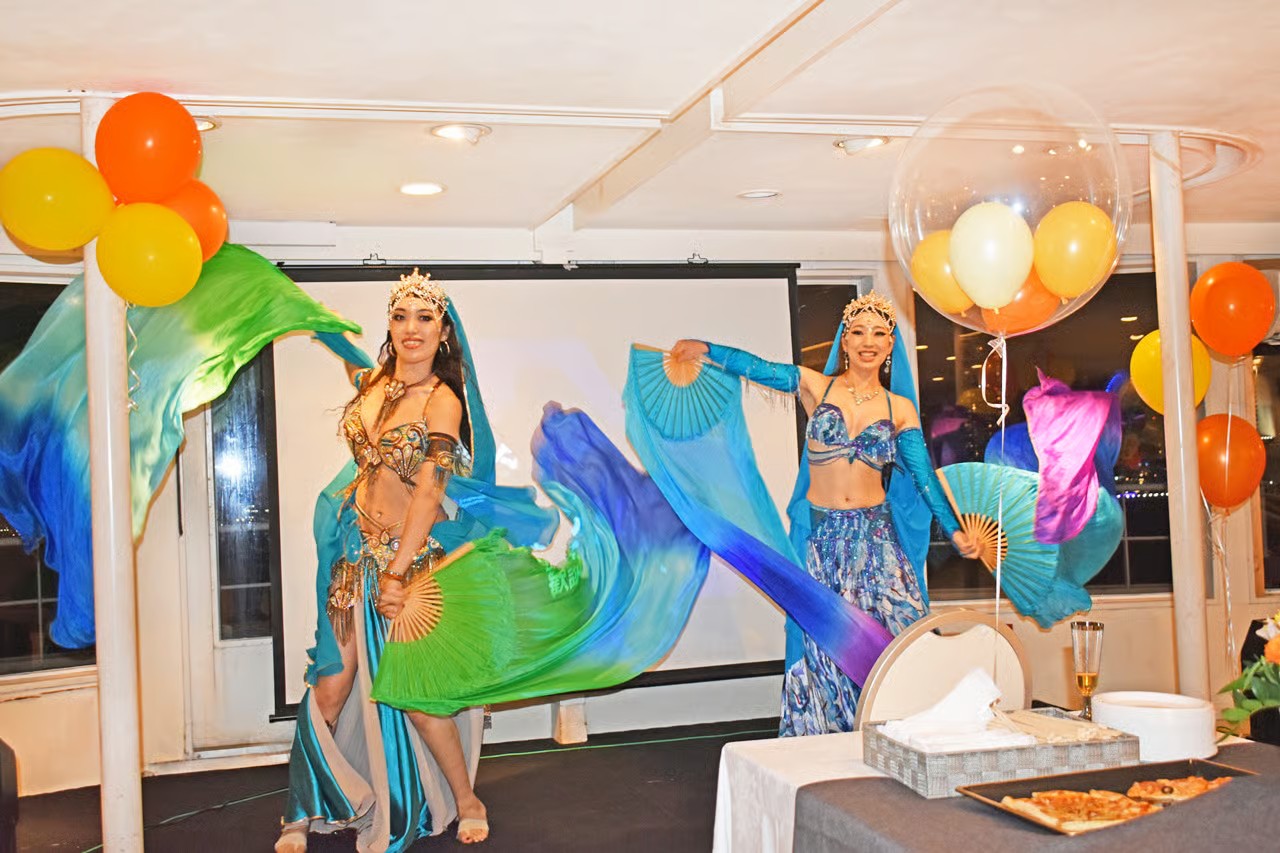 ベリ―ダンサーが踊っている様子