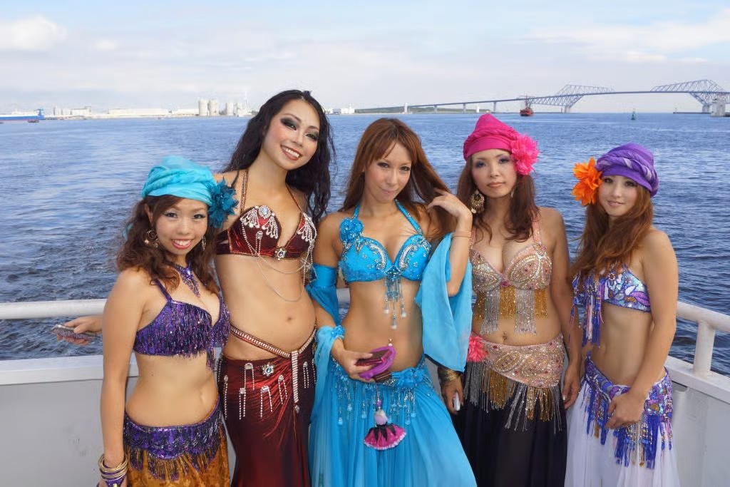 ベリーダンサー5名のデッキでの集合写真
