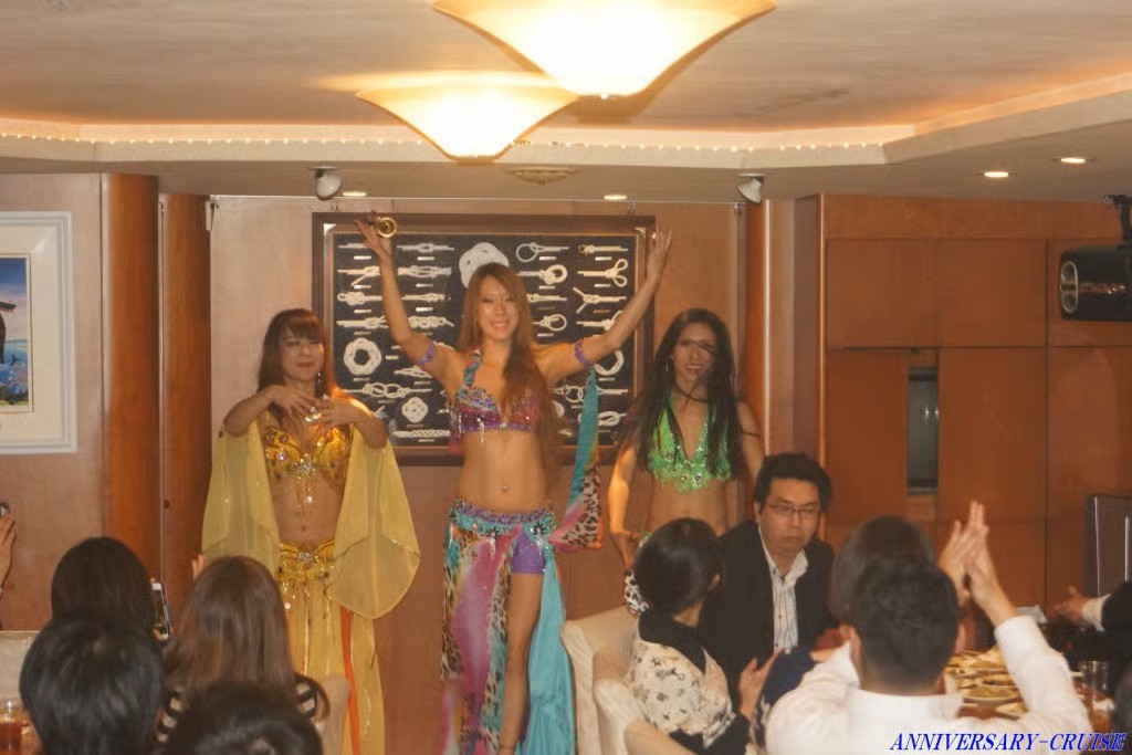 3名のベリーダンサー演舞中写真