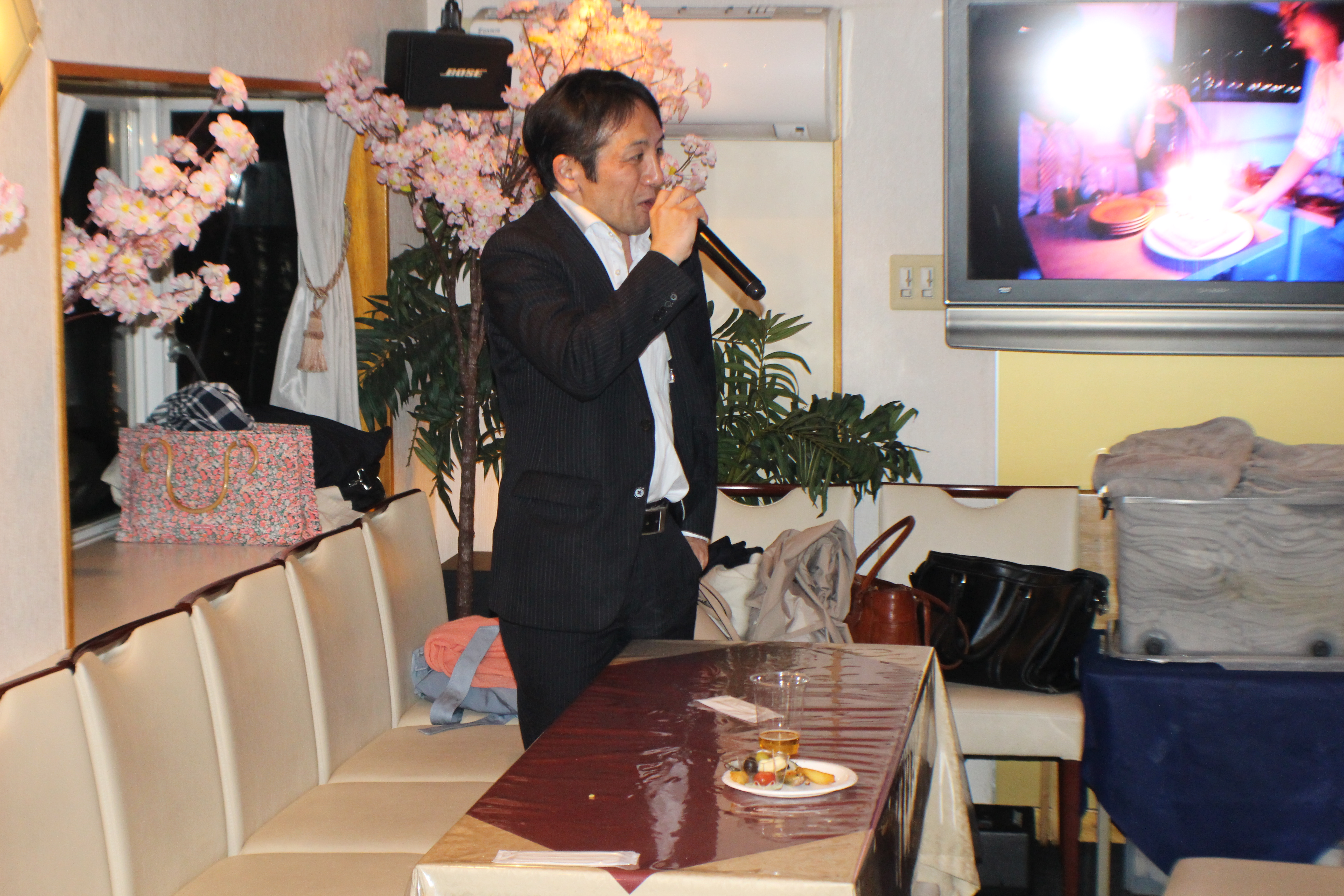 マイクで話す男性