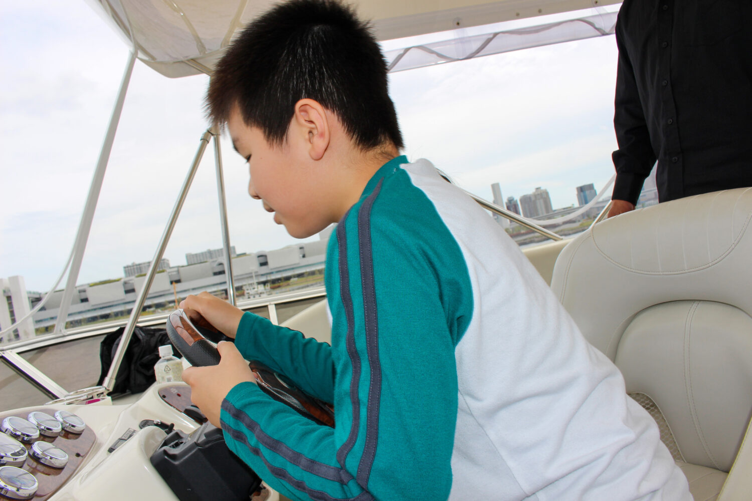 操船体験する子供