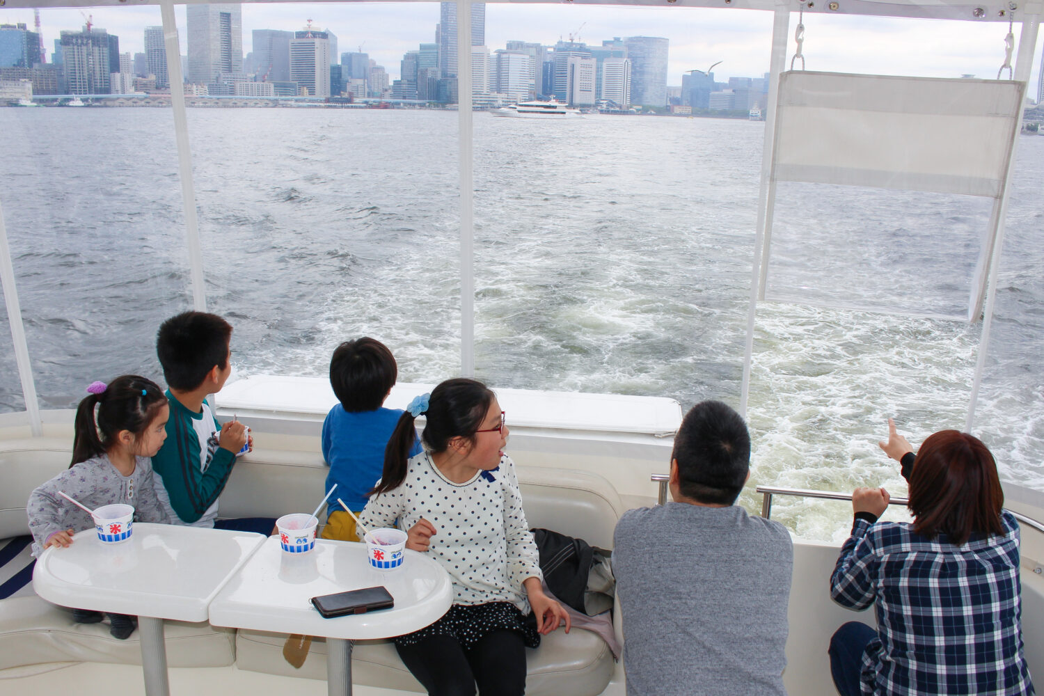 船内から外を眺める家族
