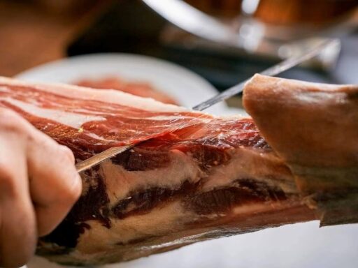 生ハムをカットしている瞬間