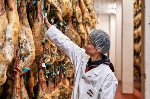 生ハムの原木を管理している様子