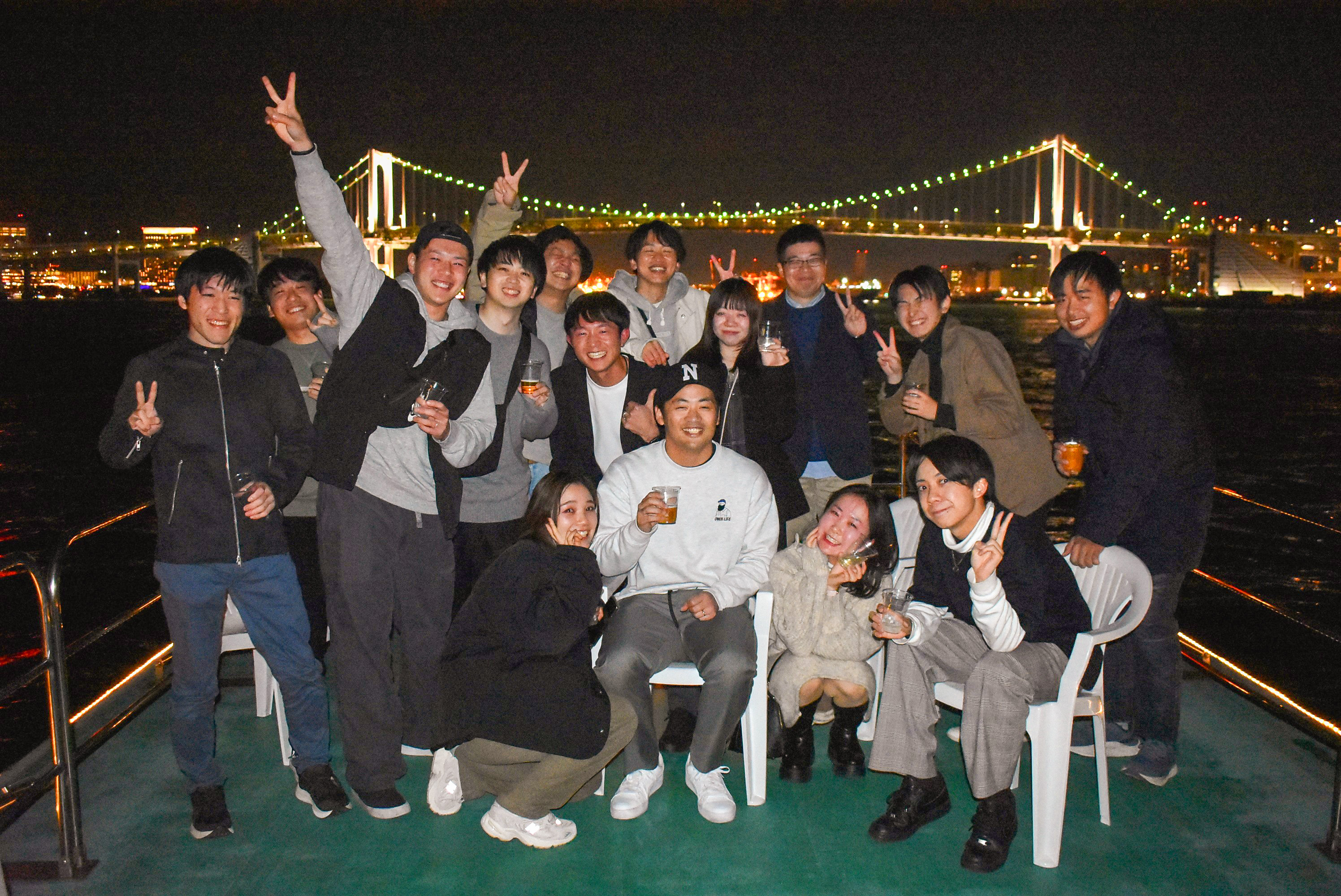 レインボーブリッジをバックにデッキで集合写真