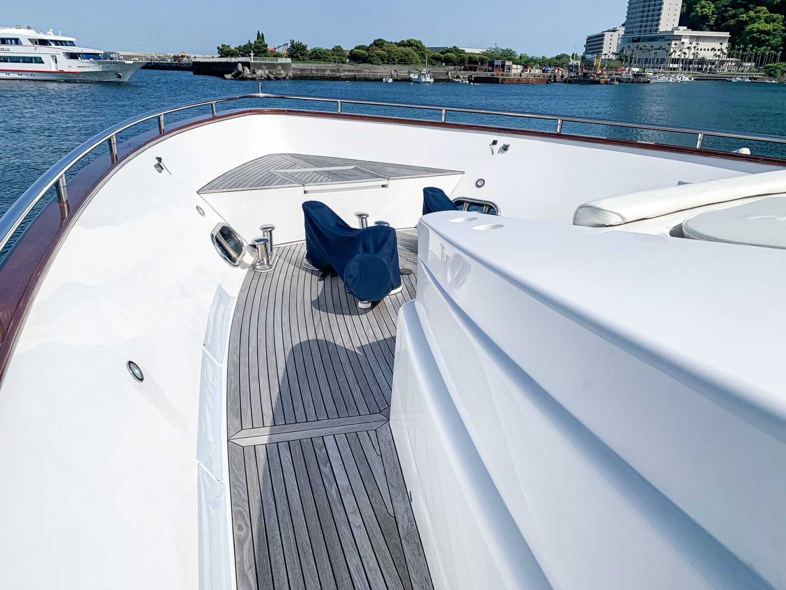 クイーングレース号前方デッキ