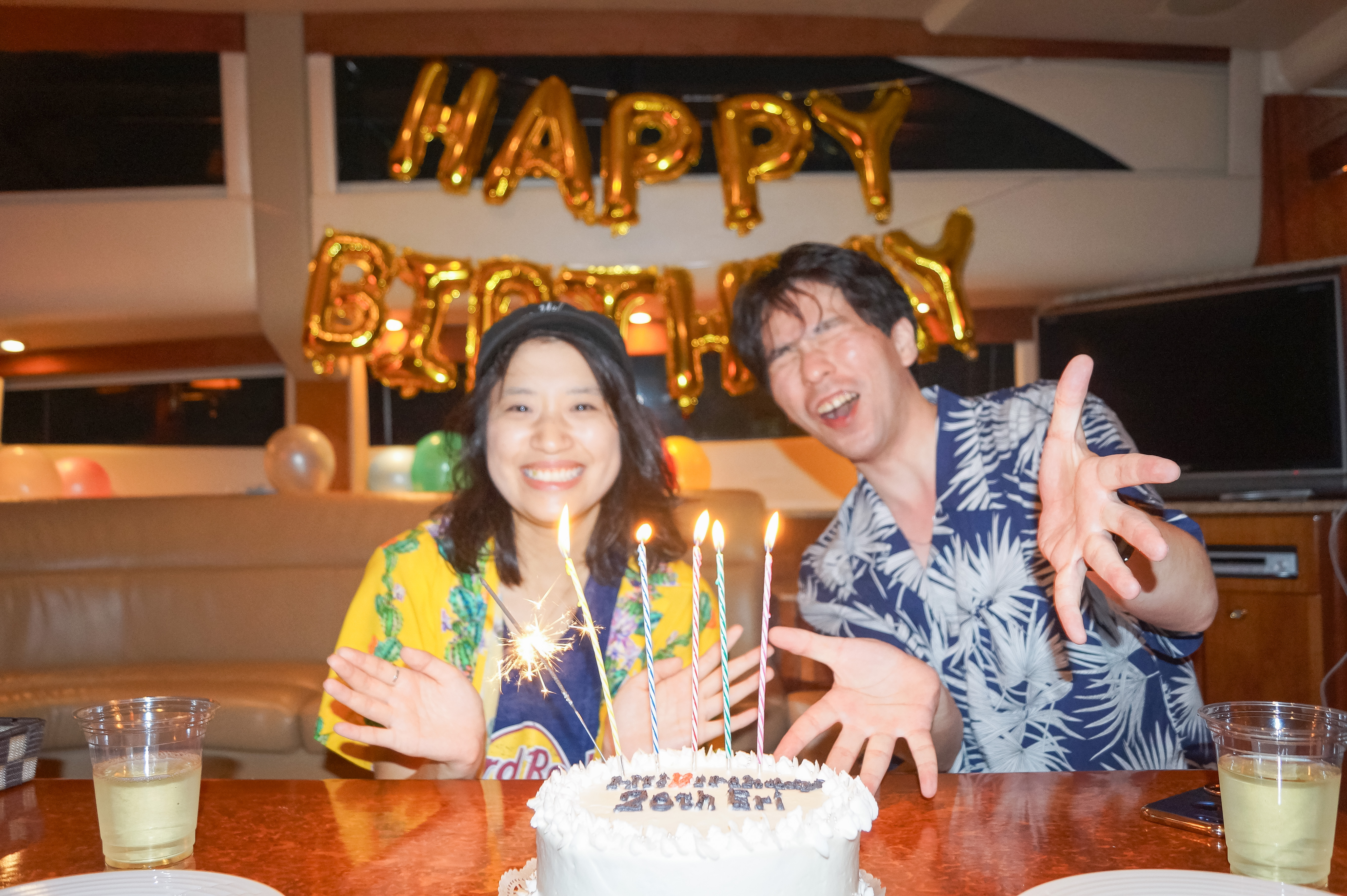 ケーキサプライズをするカップル