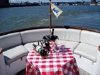 ヘレナ号デッキ、テーブルクロス付き