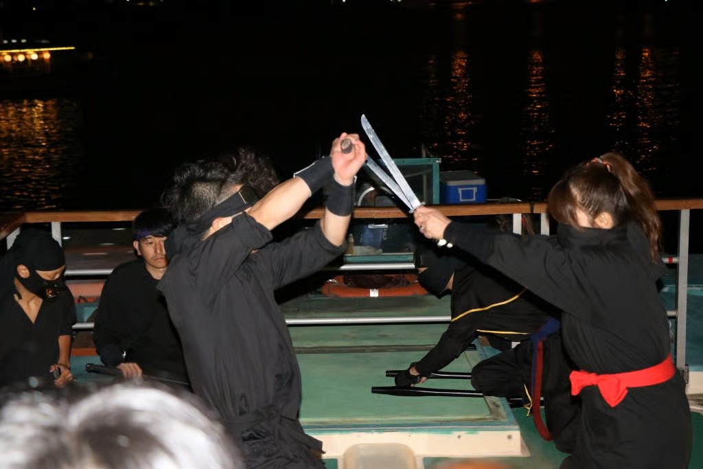 忍者が戦っている写真