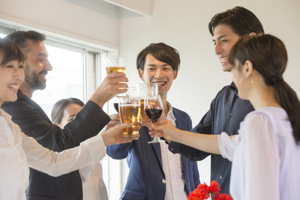 乾杯する男女