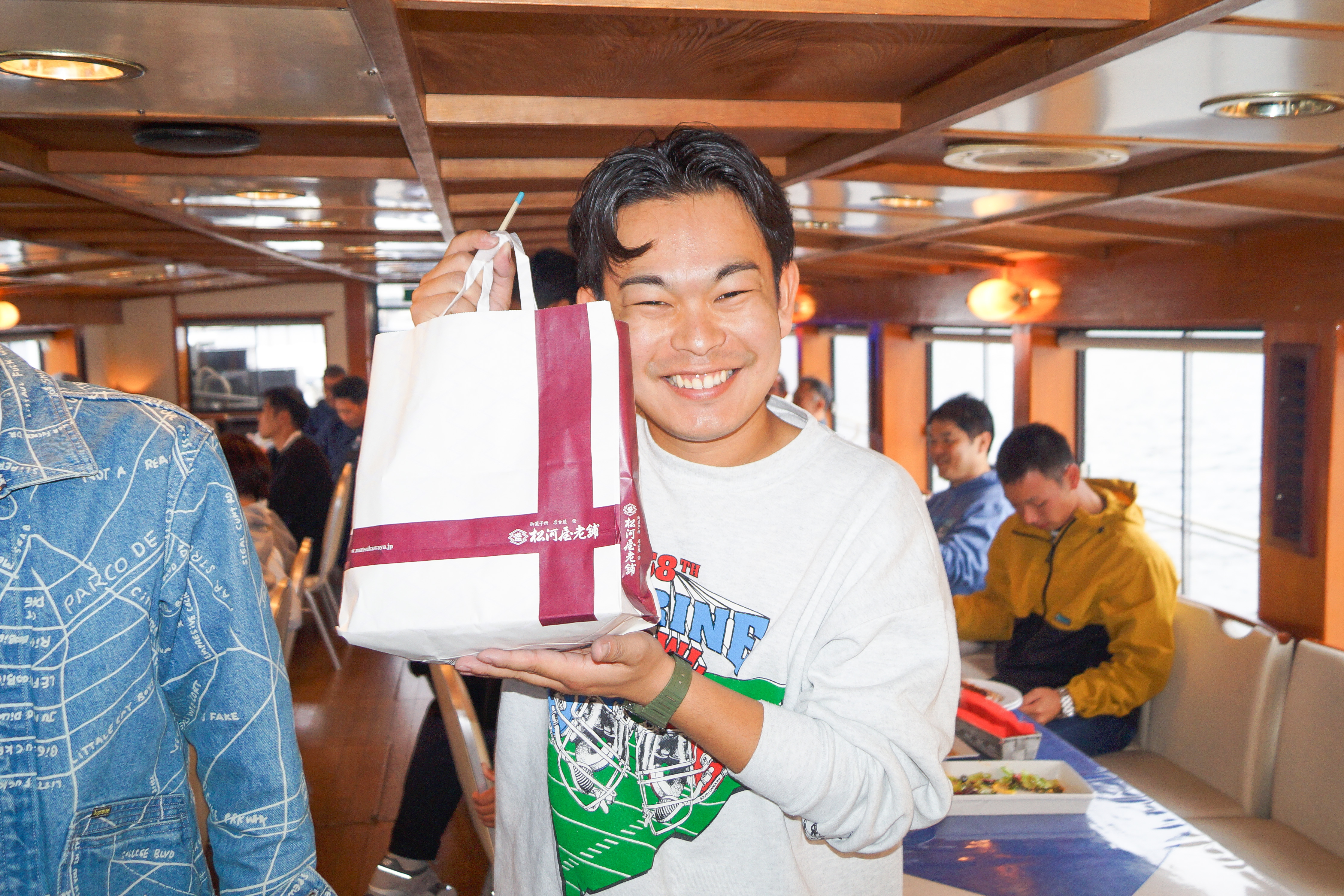 ビンゴ大会で景品を獲得した男性