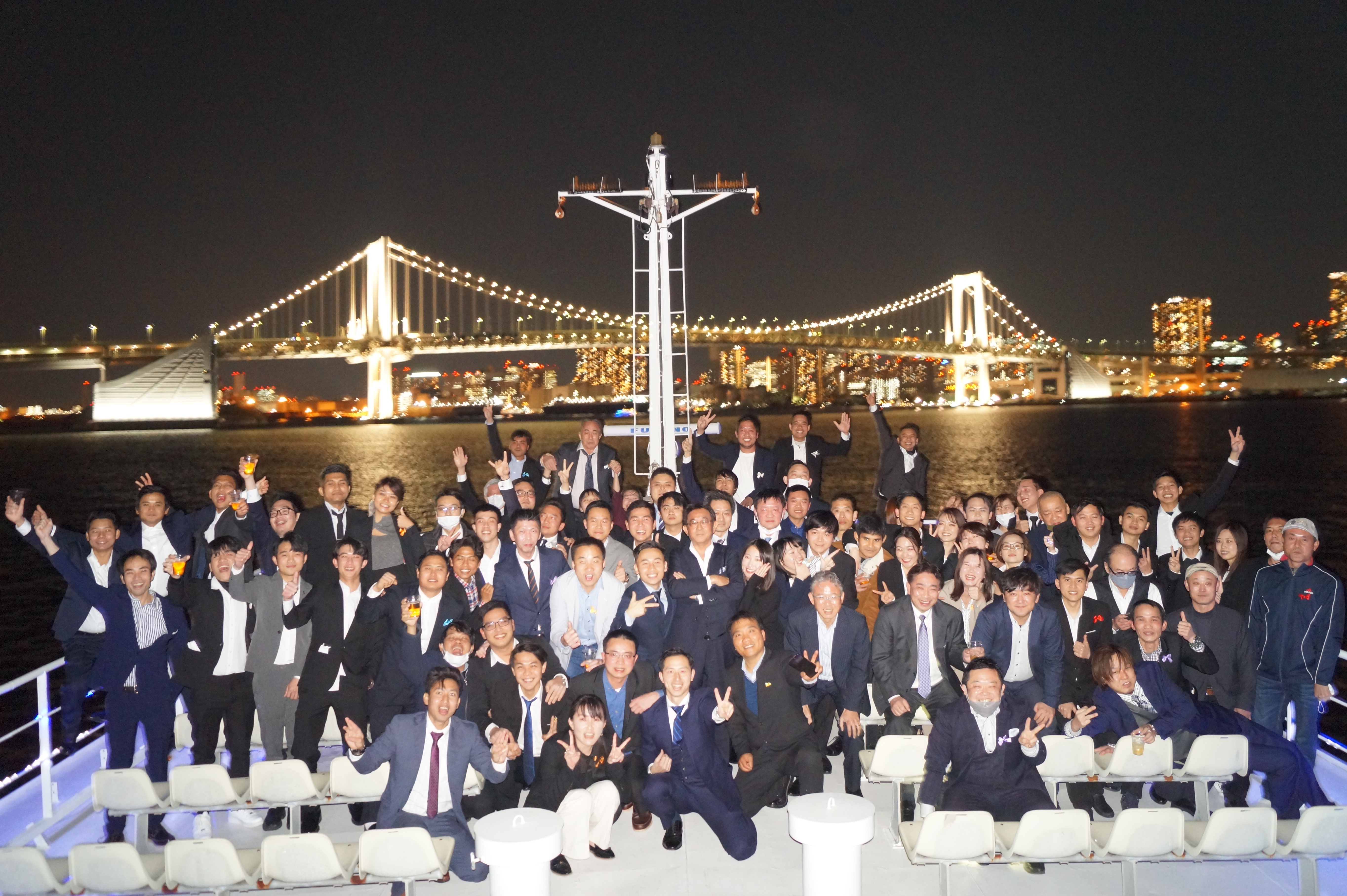 お台場レインボーブリッジをバックにデッキで集合写真