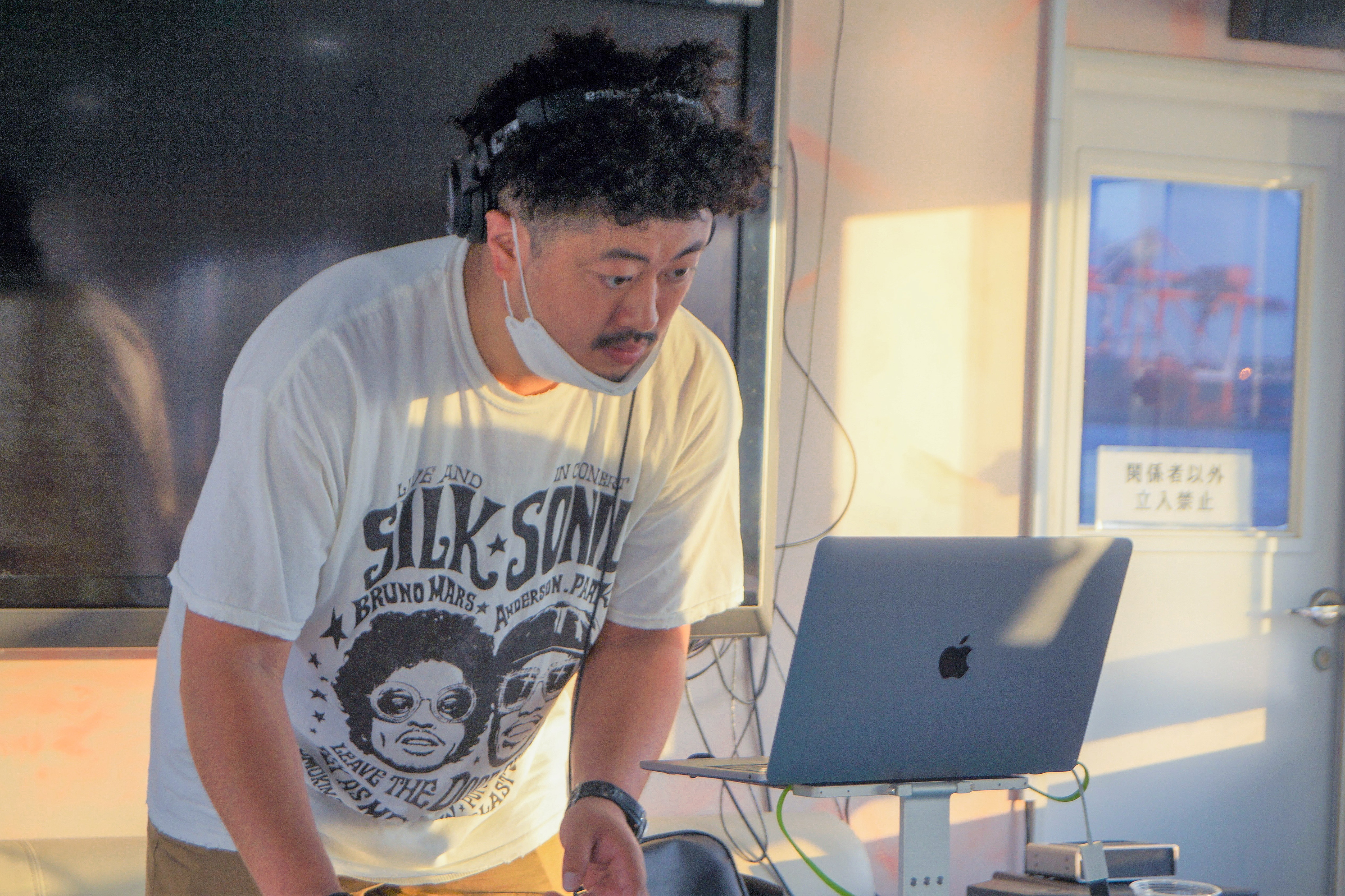 DJをプレイする人