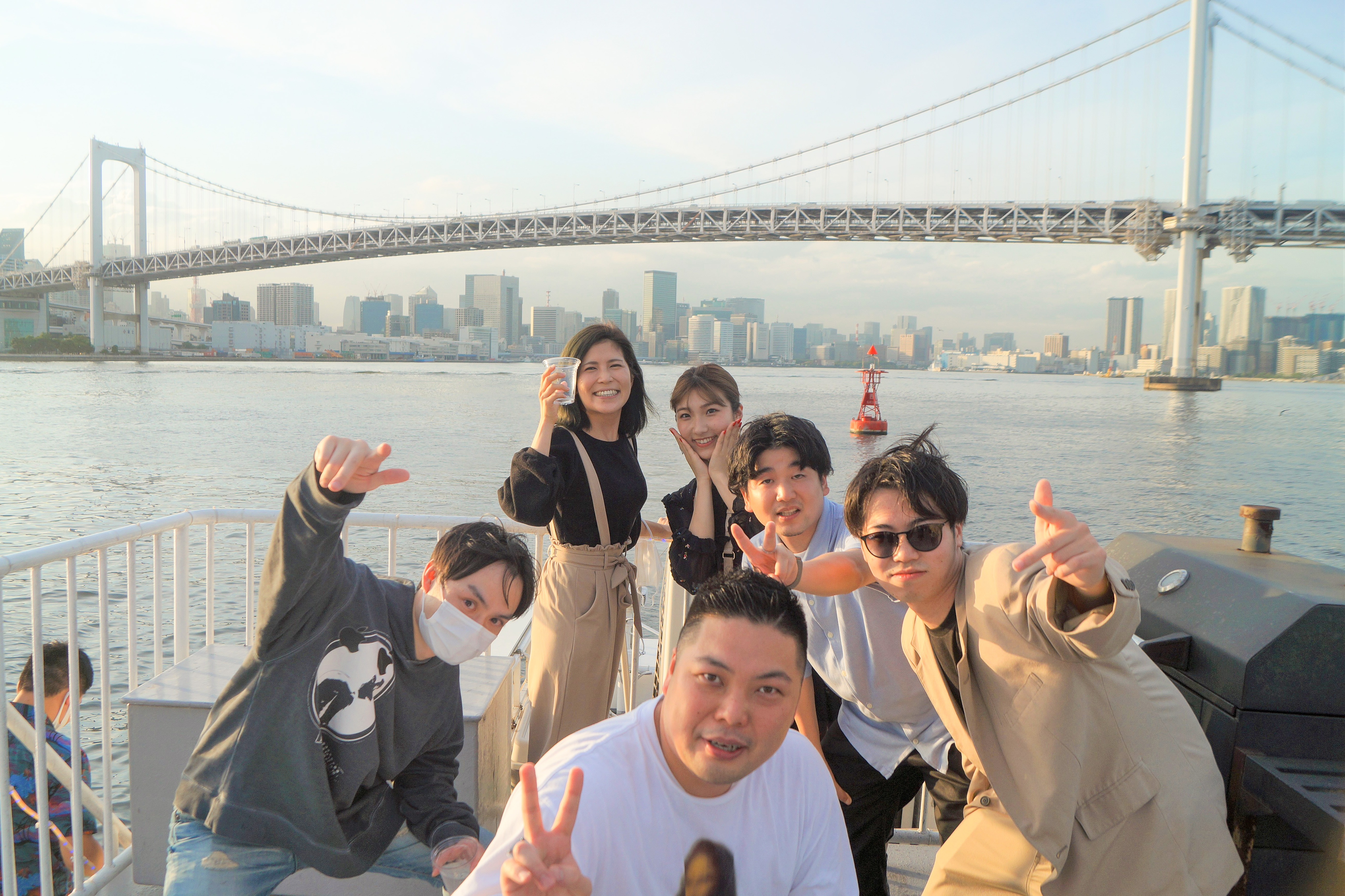 夕方のレインボーブリッジをバックに記念撮影